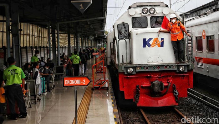 Suasana Mudik Mulai Terasa Di Stasiun Pasar Senen