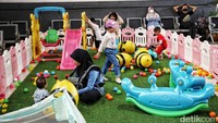 Sejumlah anak asyik bermain sambil menunggu waktu keberangkatan kereta api.