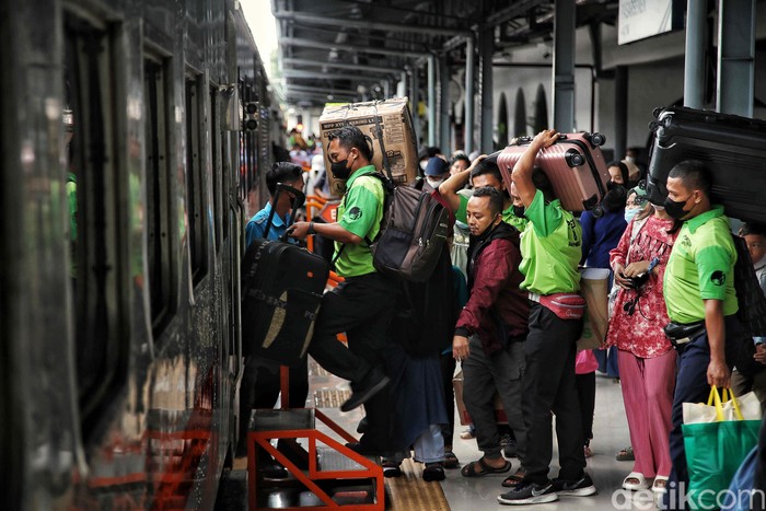 Lebaran masih dua pekan lagi. Namun, pemudik yang akan menuju ke sejumlah daerah di Pulau Jawa sudah memadati Stasiun Pasar Senen, Jakarta, Senin (10/4/2023).