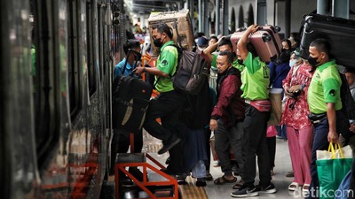 Suasana Mudik Mulai Terasa di Stasiun Pasar Senen