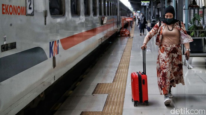Suasana Mudik Mulai Terasa di Stasiun Pasar Senen Lebaran masih dua pekan lagi. Namun, pemudik yang akan menuju ke sejumlah daerah di Pulau Jawa sudah memadati Stasiun Pasar Senen, Jakarta, Senin (10/4/2023).