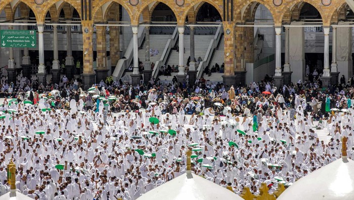 TOPSHOT - This picture taken on April 1, 2023 during the Muslim holy fasting month of Ramadan, from the Mecca Royal Clock Tower of the Abraj al-Bait skyscraper complex, shows an aerial view of Muslim worshippers around the Kaaba, the holiest shrine in the Grand Mosque complex in Saudi Arabias holy city of Mecca. (Photo by Abdel Ghani BASHIR / AFP) (Photo by ABDEL GHANI BASHIR/AFP via Getty Images)