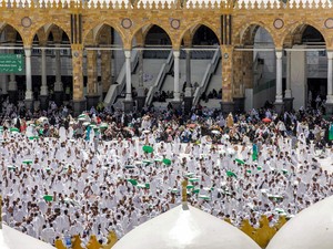Umrah Dibuka, Cuan Emiten Biro Perjalanan Melesat