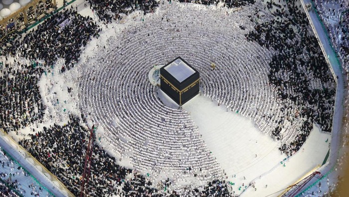 TOPSHOT - This picture taken on April 1, 2023 during the Muslim holy fasting month of Ramadan, from the Mecca Royal Clock Tower of the Abraj al-Bait skyscraper complex, shows an aerial view of Muslim worshippers around the Kaaba, the holiest shrine in the Grand Mosque complex in Saudi Arabias holy city of Mecca. (Photo by Abdel Ghani BASHIR / AFP) (Photo by ABDEL GHANI BASHIR/AFP via Getty Images)