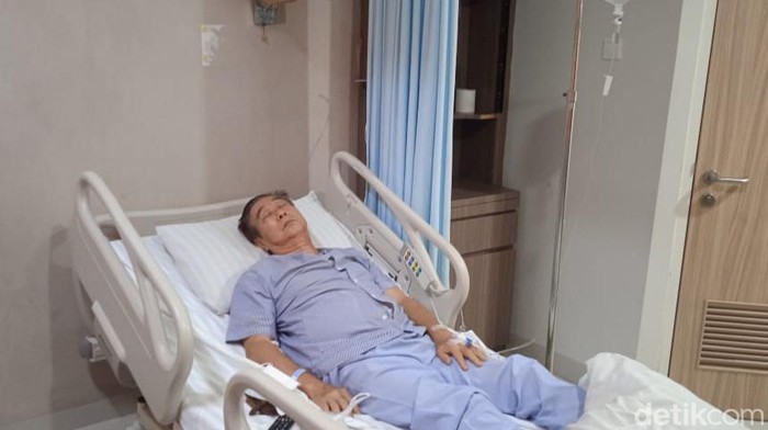 Sucipto NG (74) saat menjalani perawatan di RS Murni Teguh Medan. (Goklas/detikSumut)