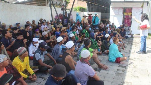 Ratusan warga Desa Menemeng Kecamatan Pringgarata lapor ke Kejari Lombok Tengah buntut peralihan tanah pecatu, Senin kemarin (10/4/2023).
