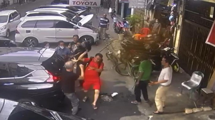 Tangkapan layar kakek berusia 69 tahun dipukul diduga tetangganya pakai helm di halaman parkir, di Jalan Semarang, Kota Medan. (Foto: Istimewa)
