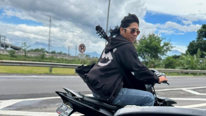 Tangkapan layar pemotor masuk Tol Cileunyi.