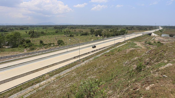 Kendaraan melintas di jalan tol trans Sumatera ruas Sigli-Banda Aceh (Sibanceh) seksi 6 Kuta Baro-Baitussalam, Aceh Besar, Aceh, Senin (10/4/2023). Menjelang Hari Raya Idul Fitri 1444 Hijriah jalan tol trans Sumatera ruas Sigli-Banda Aceh (Sibanceh) Seksi 56 Blang BintangBaitussalam akan dibuka secara fungsional mulai 15-30 April guna memberi kelancaran arus mudik masyarakat selama lebaran. ANTARA FOTO/Khalis Surry/Lmo/hp.