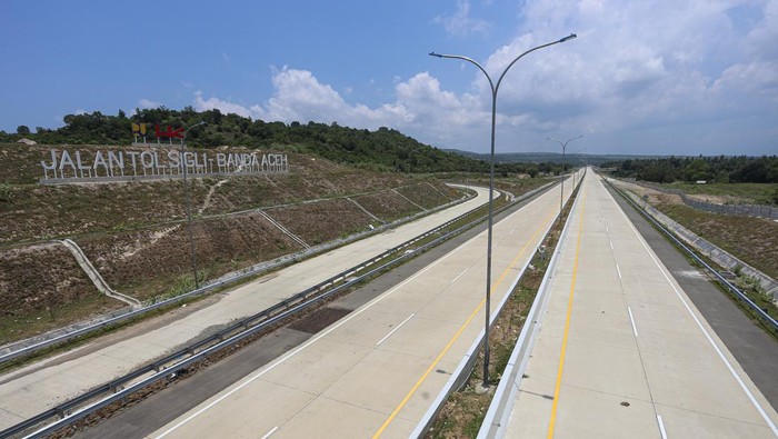 TOL BLANG BINTANG BAITUSSALAM AKAN DIBUKA FUNGSIONAL Kendaraan melintas di jalan tol trans Sumatera ruas Sigli-Banda Aceh (Sibanceh) seksi 6 Kuta Baro-Baitussalam, Aceh Besar, Aceh, Senin (10/4/2023). Menjelang Hari Raya Idul Fitri 1444 Hijriah jalan tol trans Sumatera ruas Sigli-Banda Aceh (Sibanceh) Seksi 56 Blang BintangBaitussalam akan dibuka secara fungsional mulai 15-30 April guna memberi kelancaran arus mudik masyarakat selama lebaran. ANTARA FOTO/Khalis Surry/Lmo/hp.