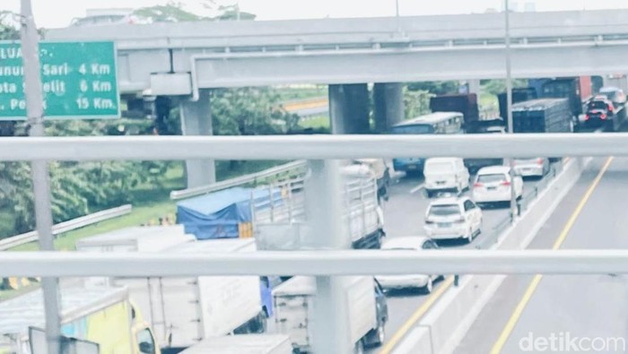 tol sidoarjo macet tepatnya belakang masjid al akbar