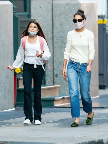 NEW YORK, NEW YORK - SEPTEMBER 08: Suri Cruise and Katie Holmes are seen on September 08, 2020 in New York City. (Photo by Gotham/GC Images)