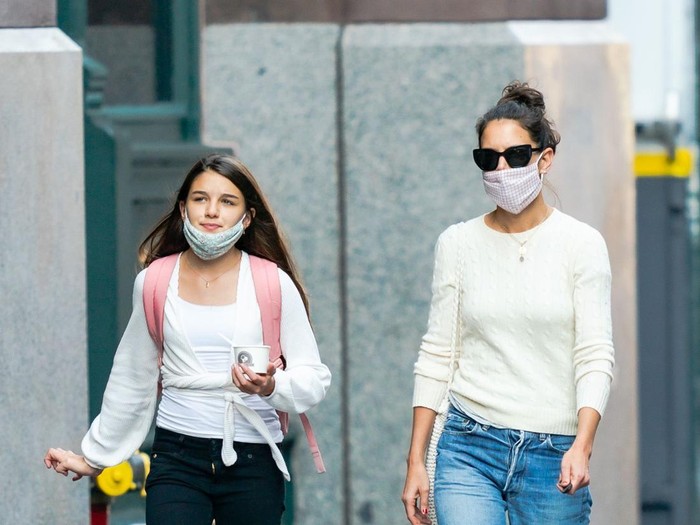 NEW YORK, NEW YORK - SEPTEMBER 08: Suri Cruise and Katie Holmes are seen on September 08, 2020 in New York City. (Photo by Gotham/GC Images)