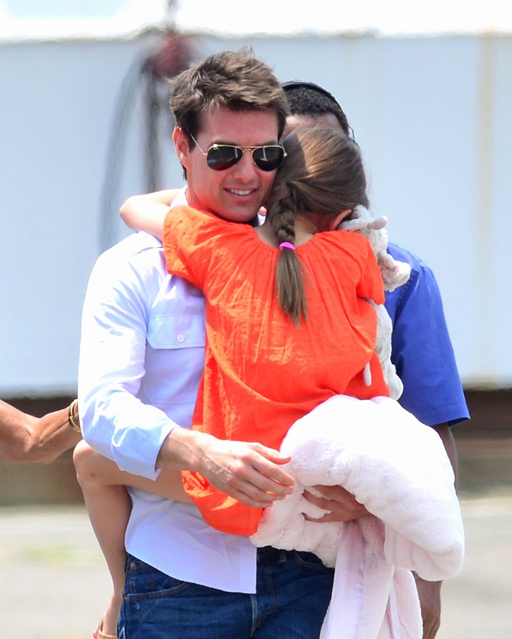 Tom Cruise dan Suri Cruise NEW YORK, NY - JULY 18: Tom Cruise and Suri Cruise leave Manhattan by helicopter at the West Side Heliport on July 18, 2012 in New York City. (Photo by James Devaney/WireImage)