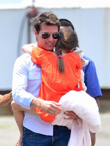 Tom Cruise dan Suri Cruise NEW YORK, NY - JULY 18: Tom Cruise and Suri Cruise leave Manhattan by helicopter at the West Side Heliport on July 18, 2012 in New York City. (Photo by James Devaney/WireImage)