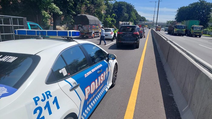 totolan kendaraan di tol waru arah perak