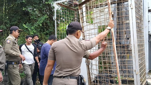 Suasana pembongkaran tower bodong di Jimbaran, Senin (10/4/2023).