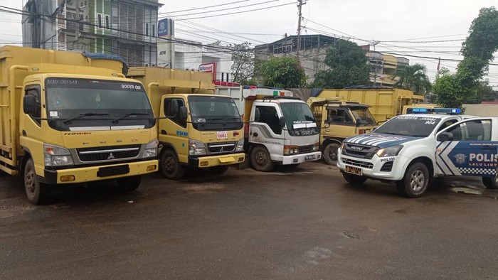 Truk batu bara diamankan di Polresta Jambi karena melanggar jam operasional. (Foto: Istimewa)