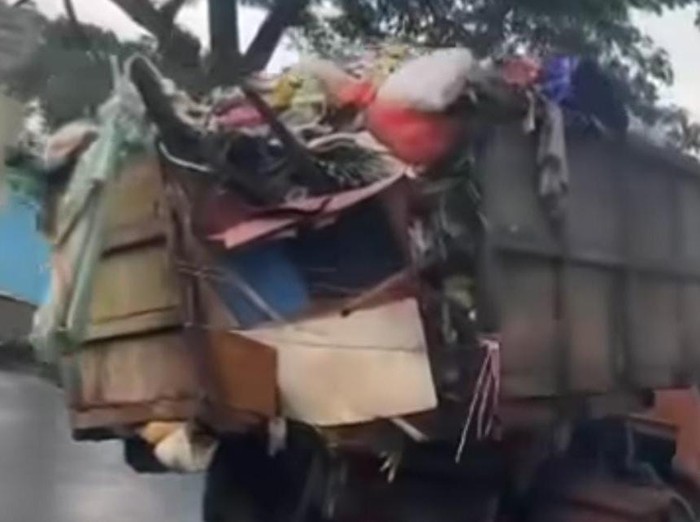Truk sampah rusak di Makassar yang masih beroperasi.