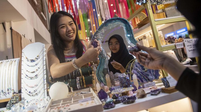 Metode pembayaran dengan QRIS terus digalakan untuk para pelaku UMKM. Salah satunya di bazaar UMKM Diorama Art & Craft Market.