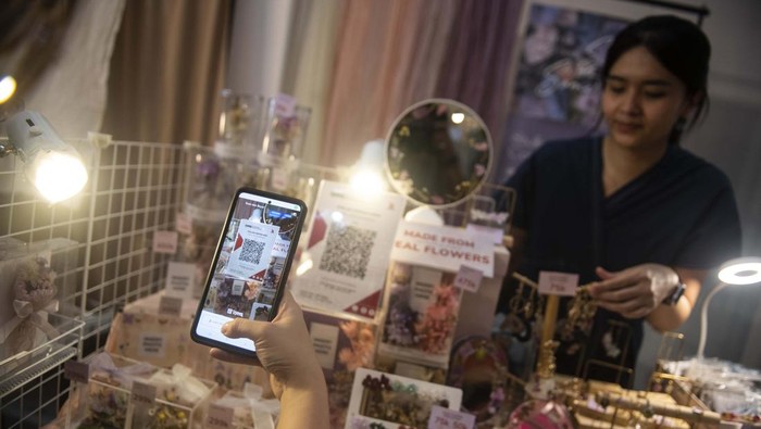 Upaya Tingkatkan Pembayarannya Melalui Metode QRIS Metode pembayaran dengan QRIS terus digalakan untuk para pelaku UMKM. Salah satunya di bazaar UMKM Diorama Art & Craft Market.