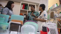 AVP of Merchant Acquisition - Business SME Herunata Joseph (tengah) bersama penyelenggara Diorama Art Market Agnes Inke (kanan) berbincang dengan pelaku usaha UMKM saat bazaar UMKM Diorama Art & Craft Market di Bandung, Jawa Barat.