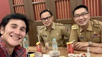 Dekat dengan semua orang, Vino G. Bastian menjalin hubungan erat dengan Ridwan Kamil. Dirinya tertangkap kamera asyik makan bersama orang nomor 1 di Jawa Barat itu. Foto: Instagram/vinogbastian_