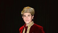 Seluruh dekorasi acara tersebut juga kental dengan budaya Minang untuk menghargai sosok Buya Hamka. Memerankan sosok Buya Hamka, Vino G. Bastian tampil berwibawa. Foto: Instagram/vinogbastian_