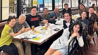 Saat memiliki waktu luang, ia juga akan menyempatkan diri bertemu dengan keluarga besarnya. Makan malam menjadi waktu yang tepat untuk berbincang satu sama lain. Foto: Instagram/vinogbastian_