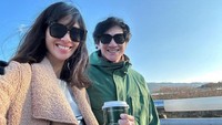 Kerap tampil mesra bersama sang istri, Marsha Timothy, keduanya mesra saat liburan di Jepang. Wadah segarnya terlihat ketika menikmati secangkir kopi di sana. Foto: Instagram/vinogbastian_