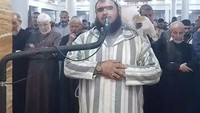 Hewan menggemaskan itu juga beberapa kali mendekati kaki Syekh Walid Mehsas, seolah ingin mengutarakan sesuatu. (Foto: Facebook/The Official Page of the Reciter Walid Mehsas)