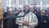 Sebelum menaiki pundak sang imam, kucing betina itu terlihat mondar-mandir di area mimbar dan tempat imam salat. (Foto: Facebook/The Official Page of the Reciter Walid Mehsas)