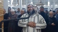 Berdasarkan penelusuran detikSumut, video viral itu ternyata berasal dari salah satu postingan seorang syekh asal Bordj Bou Arréridj, Aljazair, bernama Walid Mehsas.Pada postingan tersebut, tertulis caption, “Subhanallah. Bahkan hewan merendah karena firman Tuhan”. (Foto: Facebook/The Official Page of the Reciter Walid Mehsas)