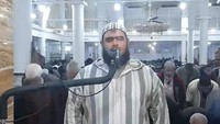 Video seekor kucing ikut salat tarawih akhir-akhir ini viral di media sosial. (Foto: Facebook/The Official Page of the Reciter Walid Mehsas)