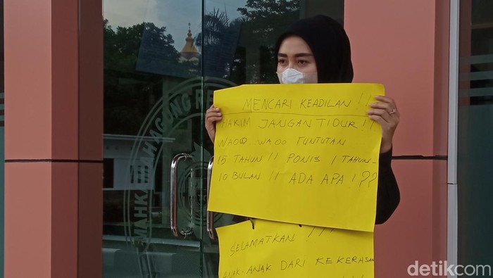 VN, protes atas vonis ringan bagi polisi penganiaya anak tiri.