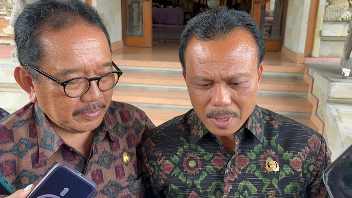 Wagub Bali Cok Ace dan Sekda Bali Dewa Made Indra setelah Sidang Paripurna ke-11 DPRD Bali, Senin (10/4/2023).
