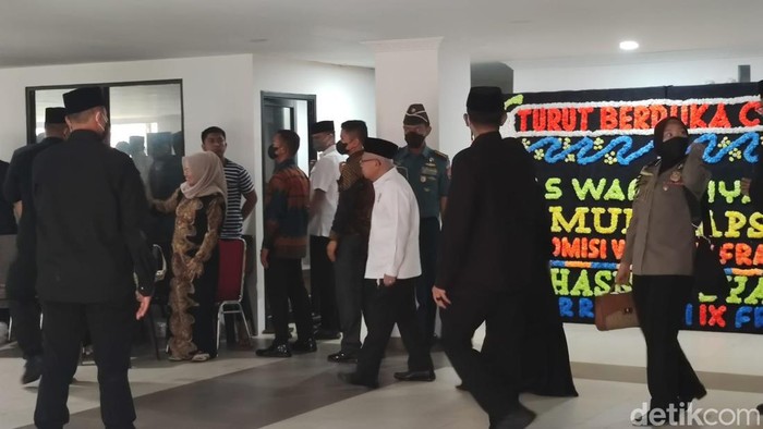 Wapres Maruf Amin di rumah duka menantunya, mendiang Rapsel Ali di Makassar.