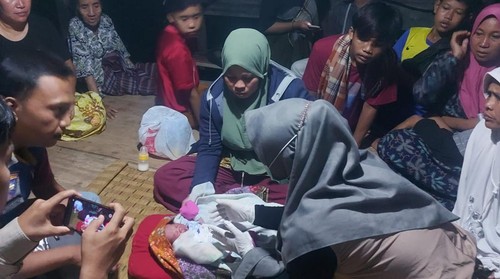 Warga dihebohkan dengan penemuan bayi laki-laki di Lombok Barat, Minggu malam (9/4/2023). Foto: istimewa.