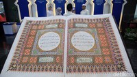 Beberapa pengunjung melihat-lihat mushaf Al-Quran yang dipamerkan di Kementerian Agama, Jakarta, Selasa (11/4/2023).