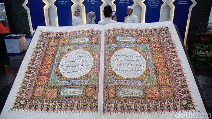 9 Mushaf Al-Qur'an Fenomenal Dipamerkan di Kemenag Kemenag melalui LPMQ menggelar pameran 9 mushaf Al-Qur'an di Lobi Kantor Kementerian Agama, Jakarta, Selasa (11/4). Pameran itu untuk menyambut Gebyar Nuzulul Qur'an.