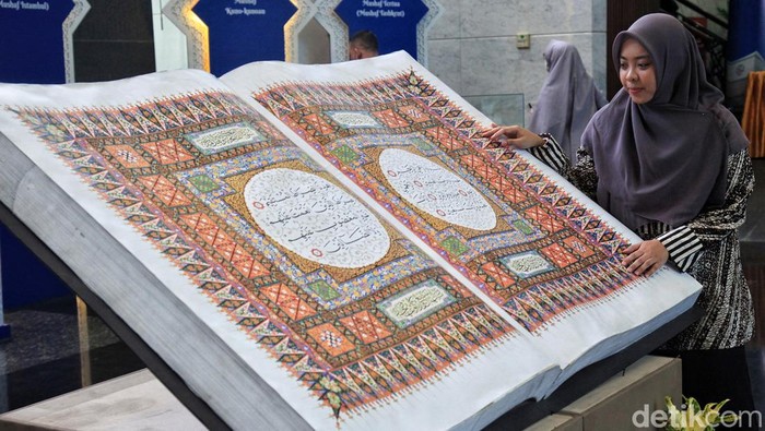 9 Mushaf Al-Qur'an Fenomenal Dipamerkan di Kemenag Kemenag melalui LPMQ menggelar pameran 9 mushaf Al-Qur'an di Lobi Kantor Kementerian Agama, Jakarta, Selasa (11/4). Pameran itu untuk menyambut Gebyar Nuzulul Qur'an.