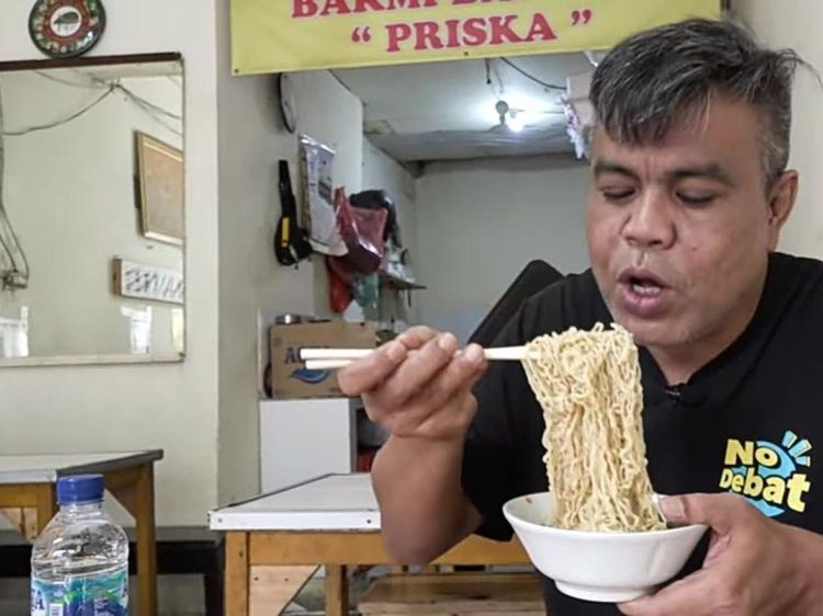 Momen Kuliner Seru Abdel Achrian, Ini Mie Ayam hingga Nasi Uduk Favoritnya
