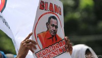 Aksi itu sebagai bentuk desakan agar Firli Bahuri mundur dari jabatan ketua KPK. 