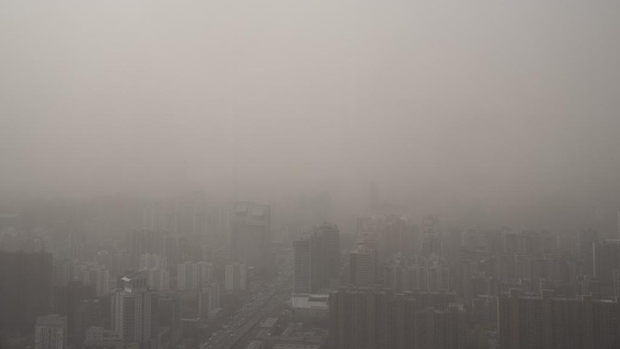 Badai pasir menerjang Beijing, China, Selasa (11/4/2023). Badai itu mengakibatkan gedung-gedung pencakar langit hanya terlihat samar-samar.