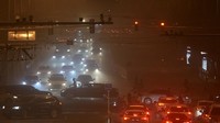 Sejumlah kendaraan melintas di kota Beijing yang sedang dilanda badai pasir. AP Photo/Ng Han Guan.