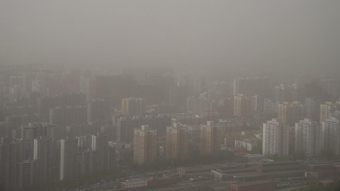AP Photo/Mark Schiefelbein Badai pasir menerjang Beijing, China, Selasa (11/4/2023). Badai itu mengakibatkan gedung-gedung pencakar langit hanya terlihat samar-samar.