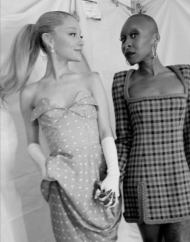 Pada foto lain, penyanyi 29 tahun ini mengunggah kebersamaannya dengan Cynthia Erivo, lawan mainnya dalam film ‘Wicked’. Dalam foto tersebut Ariana Grande mengenakan strapless dress yang mengekspos bahu serta dada. Foto: Instagram/@arianagrande