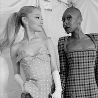 Pada foto lain, penyanyi 29 tahun ini mengunggah kebersamaannya dengan Cynthia Erivo, lawan mainnya dalam film ‘Wicked’. Dalam foto tersebut Ariana Grande mengenakan strapless dress yang mengekspos bahu serta dada. Foto: Instagram/@arianagrande