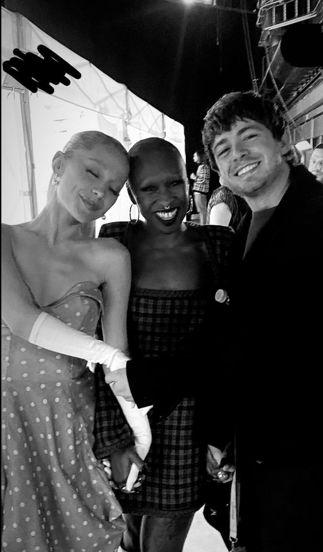 Banyak netizen khawatir dengan penampilan tubuh mantan kekasih Pete Davidson ini. Penampakan tulang yang menonjol membuat mereka menilai tubuhnya terlalu kurus. “Aku benar-benar mencintaimu, tetapi apakah aku satu-satunya yang bukan bot di sini? Karena gadis yang aku sukai ini terlihat sangat kurus,” komentar salah satu netizen. Foto: Instagram/@arianagrande