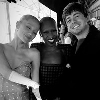 Banyak netizen khawatir dengan penampilan tubuh mantan kekasih Pete Davidson ini. Penampakan tulang yang menonjol membuat mereka menilai tubuhnya terlalu kurus. “Aku benar-benar mencintaimu, tetapi apakah aku satu-satunya yang bukan bot di sini? Karena gadis yang aku sukai ini terlihat sangat kurus,” komentar salah satu netizen. Foto: Instagram/@arianagrande